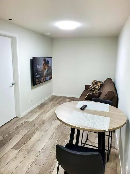 Cozy And Accessible 2 Bedroom Suite Calgary